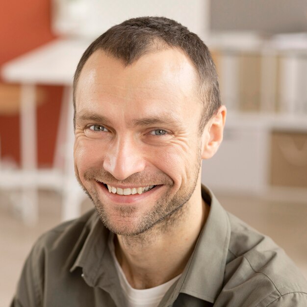 portrait-employee-happy-be-back